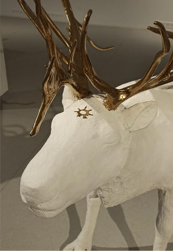 Beaivažá Skeaŋka Kipsi, harjateräs, poron sarvet. 162 x 70 x 158cm