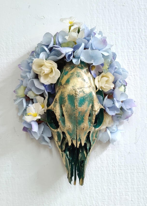 Patina 1 Kauriin kallo, tekokukat. 2024